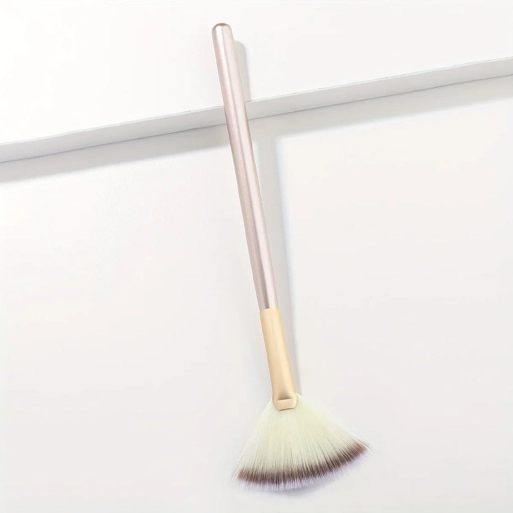 Fan Highlighter Brush - Professional